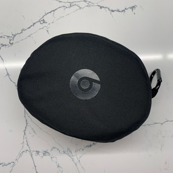 All Black Solo 3 Wireless Beats Headphones - Picture 2 of 8